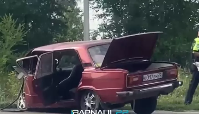 Два Жигули попали в серьезное ДТП в барнаульском Научном Городке. Видео