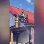 В Горно-Алтайске загорелся жилой дом из-за короткого замыкания. Видео