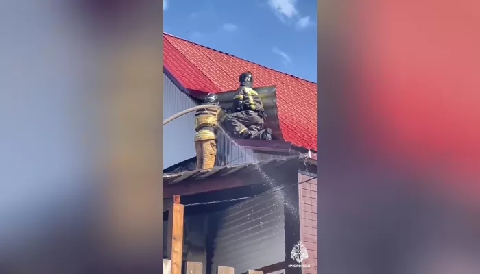 В Горно-Алтайске загорелся жилой дом из-за короткого замыкания. Видео