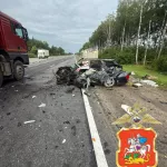 Два человека погибли в жутком ДТП с грузовиком на трассе в Подмосковье. Фото
