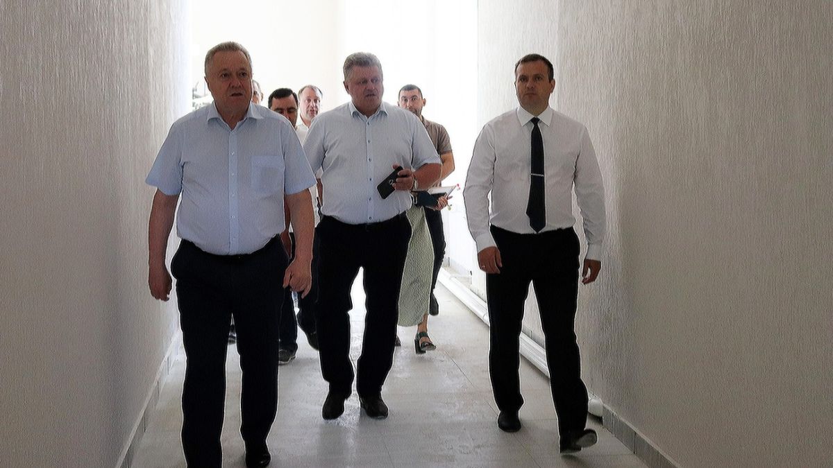 Ход работ по капитальному ремонту школы №60 проверили в Барнауле
