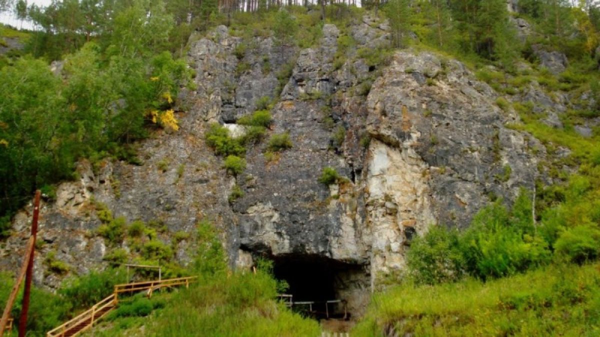 Уникальный и очень древний артефакт обнаружили в Денисовой пещере