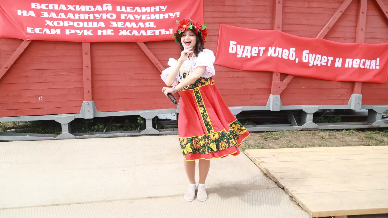Есть женщины в алтайском поле: красавицы всероссийского аграрного форума. Фото