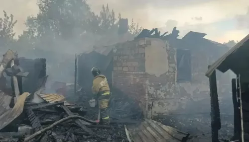 Два человека погибли в крупном пожаре в Бийске. Фото