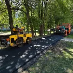 В Барнауле продолжают ремонтировать дороги и тротуары: где прошли работы