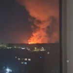 Мощный пожар уничтожил частный дом в Барнауле посреди ночи