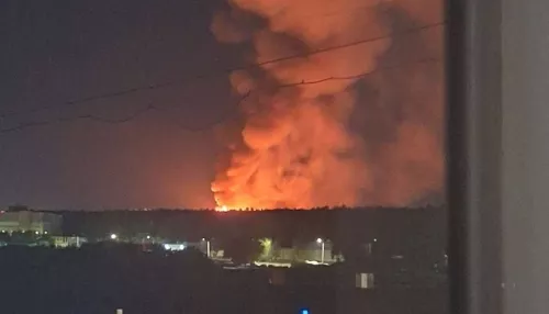 Мощный пожар уничтожил частный дом в Барнауле посреди ночи