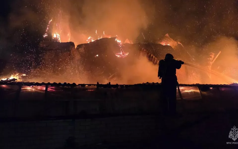 Огонь на 200 квадратах: стали известны подробности ночного пожара в Барнауле