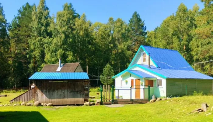Усадьбу с экофермой, баней и солнечной электростанцией продают в Горном Алтае. Фото