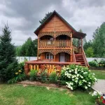Гостевые дома с видом на горы и хвойный лес продают в Республике Алтай. Фото