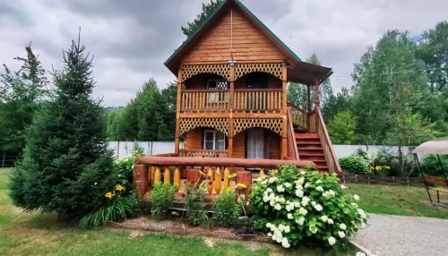 Гостевые дома с видом на горы и хвойный лес продают в Республике Алтай. Фото