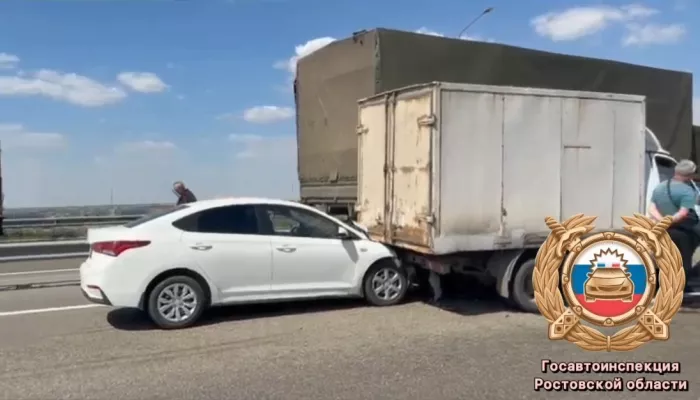 12 автомобилей столкнулись на трассе из-за дыма от горящего поля. Фото