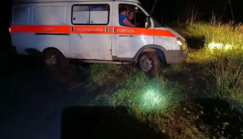 Алтайские спасатели несколько раз за ночь вытаскивали из грязи машину скорой помощи