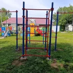Детскую площадку в барнаульском поселке оснастили спортивным оборудованием