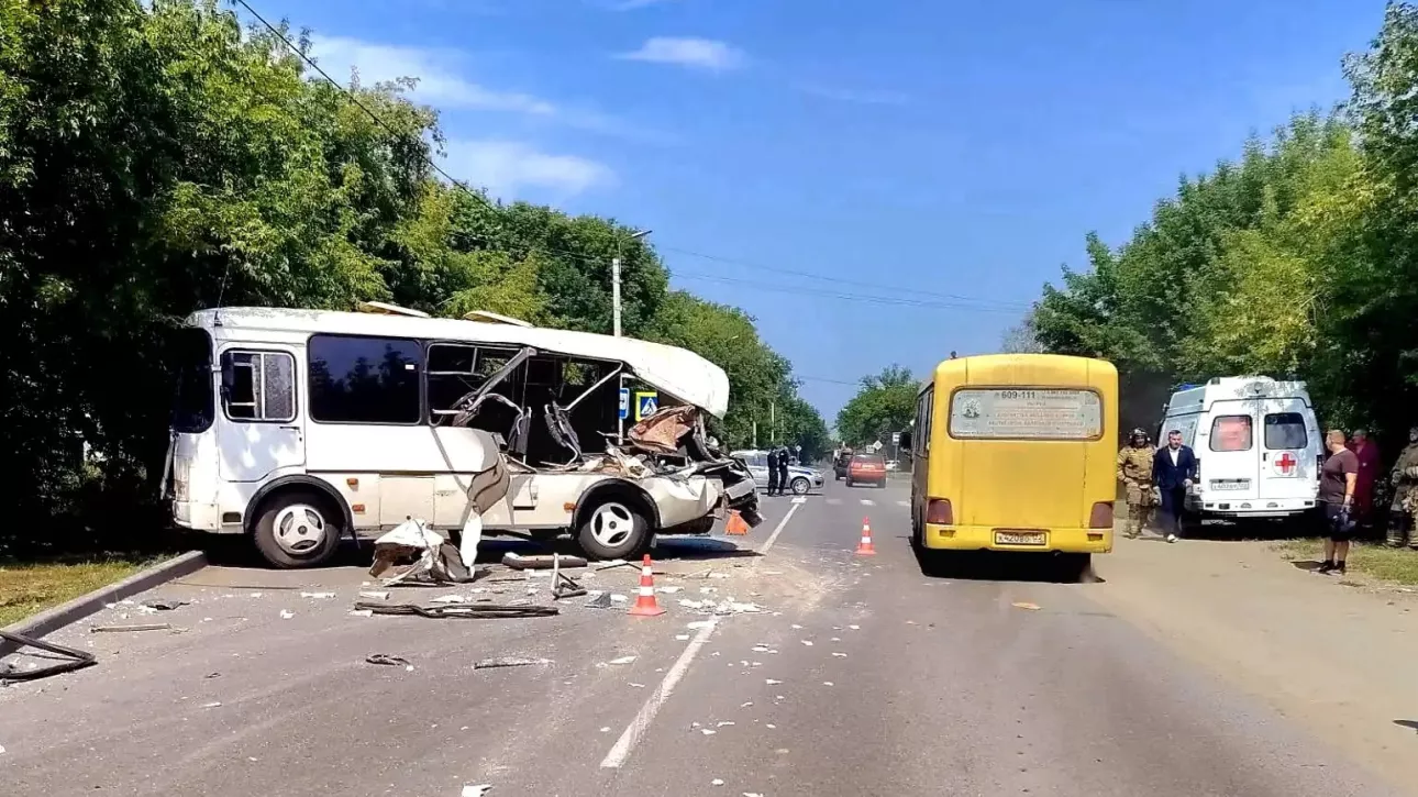 Салон разорвало: жесткая авария с автобусом произошла в Новоалтайске