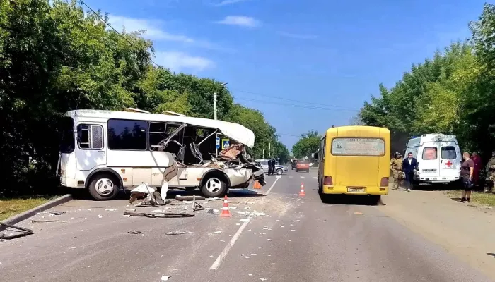 Салон разорвало: жесткая авария с автобусом произошла в Новоалтайске