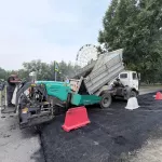 В Барнауле продолжают приводить в порядок дороги и тротуары: где идут работы