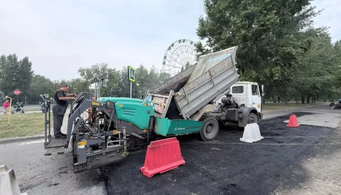 В Барнауле продолжают приводить в порядок дороги и тротуары: где идут работы