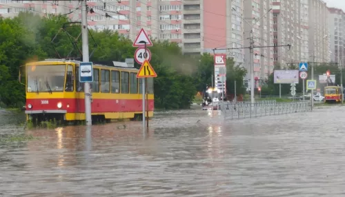 Дождь затопил дорогу на улице Попова в Барнауле: как ходит транспорт. Фото