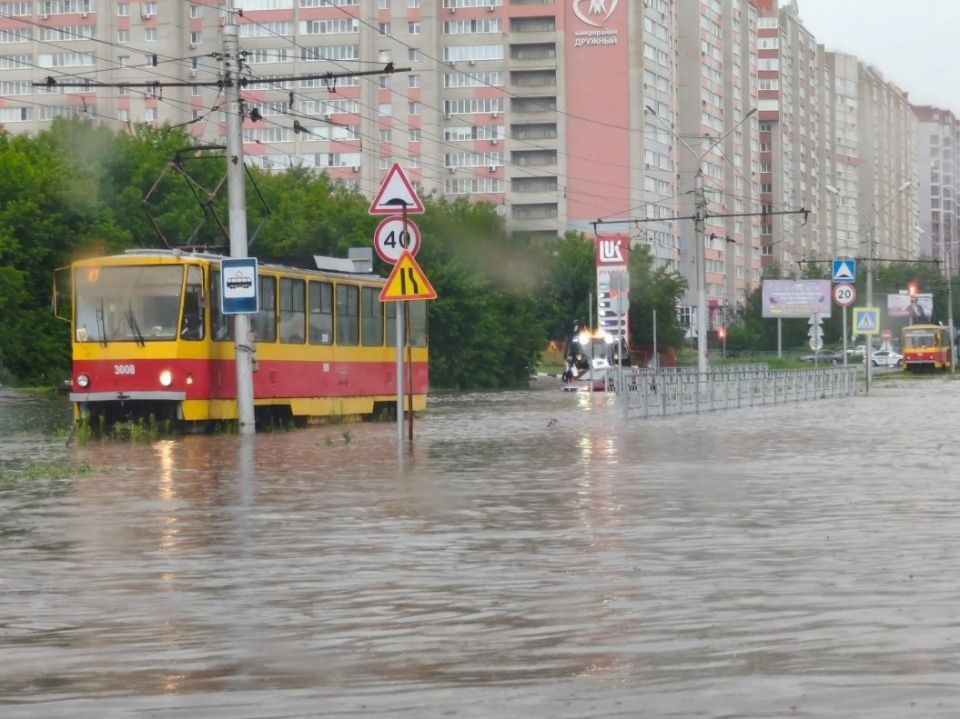 Дождь затопил улицу в Барнауле
