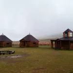 Туман на хребте Сайлюгем придал ландшафту пугающий вид. Фото