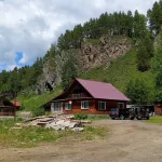 Дом с уникальной энергетикой и родником продают в Горном Алтае за 100 млн руб. Фото