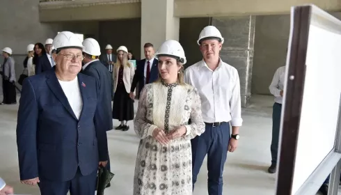 Мария Львова-Белова посетила стройку самой большой школы Барнаула