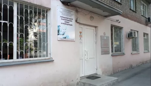 Беременные застряли в трехчасовых очередях после оптимизации роддома в Барнауле