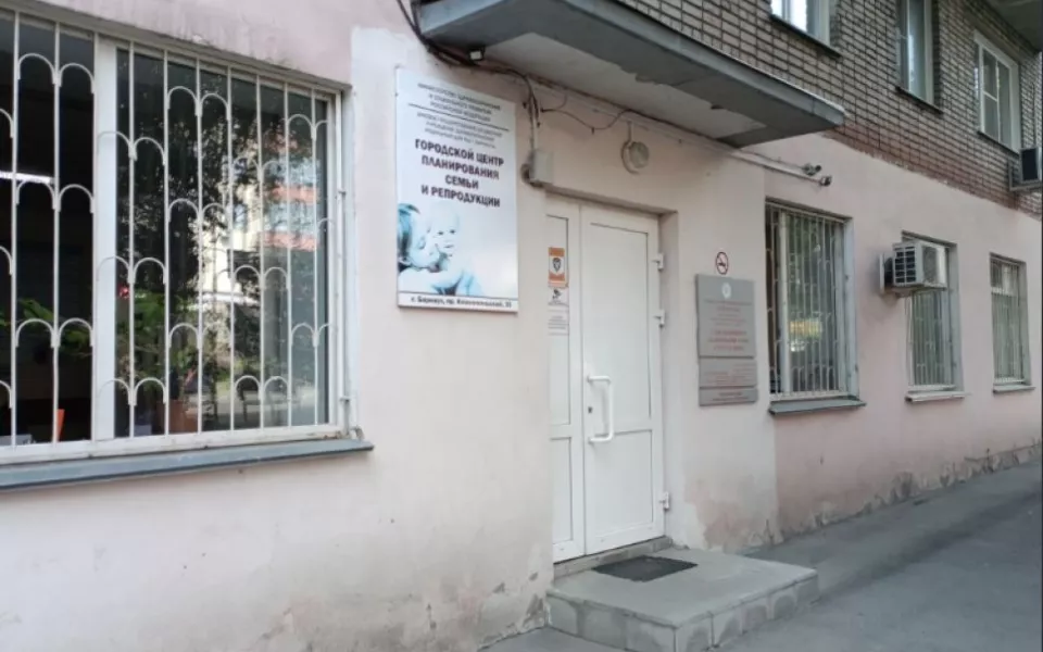Беременные застряли в трехчасовых очередях после оптимизации роддома в Барнауле
