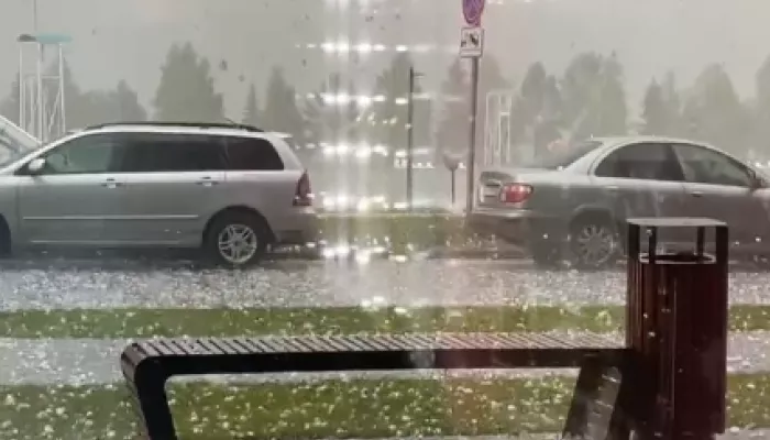 Республику Алтай вновь накрыл крупный град: пострадали автомобили. Фото и видео