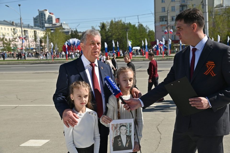 Александр Романенко с внучками на Параде Победы. 2024 год