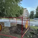 Барнаульские энергетики обнаружили повреждение на ул. Исакова и перекрыли дорогу