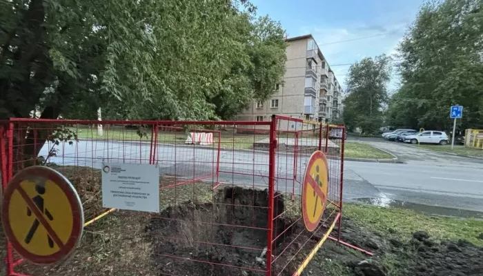 Барнаульские энергетики обнаружили повреждение на ул. Исакова и перекрыли дорогу