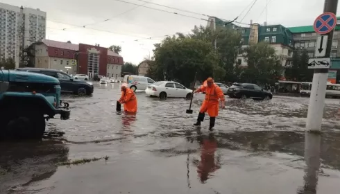 Улицы Барнаула ушли под воду из-за проливного дождя: где сложно проехать