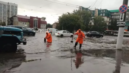 Улицы Барнаула ушли под воду из-за проливного дождя: где сложно проехать