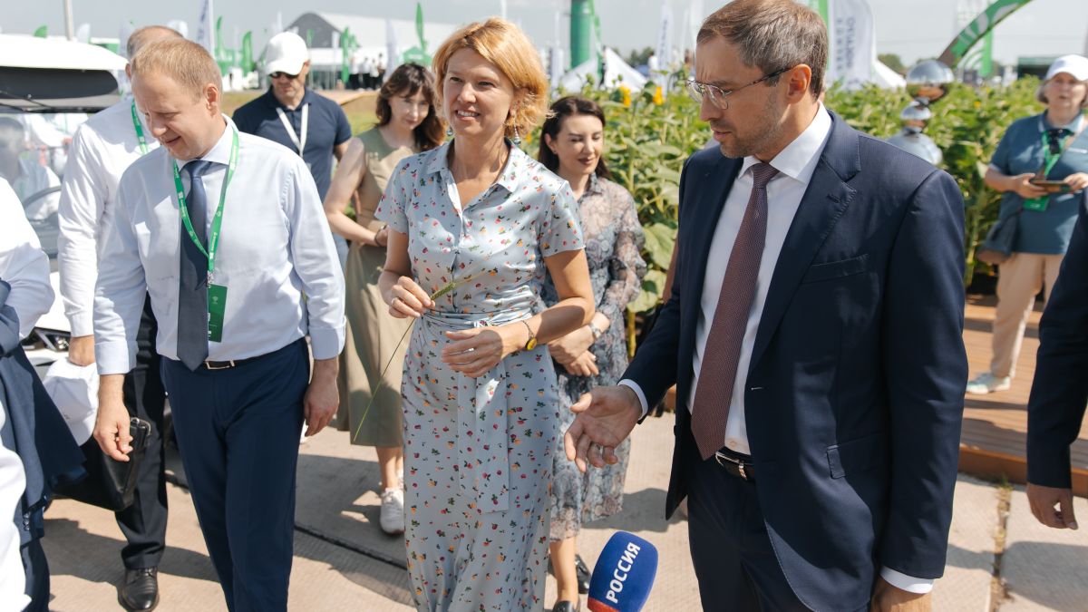 Директор "ФосАгро-Регион" Андрей Вовк, министр сельского хозяйства России Оксана Лут и губернатор Алтайского края Виктор Томенко на Всероссийском дне поля в Барнауле