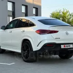 Белоснежный Mercedes с авторским салоном продают за 7,7 млн рублей в Барнауле. Фото