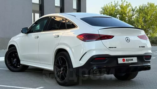 Белоснежный Mercedes с авторским салоном продают за 7,7 млн рублей в Барнауле. Фото