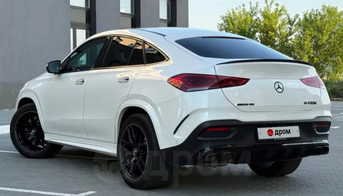 Белоснежный Mercedes с авторским салоном продают за 7,7 млн рублей в Барнауле. Фото
