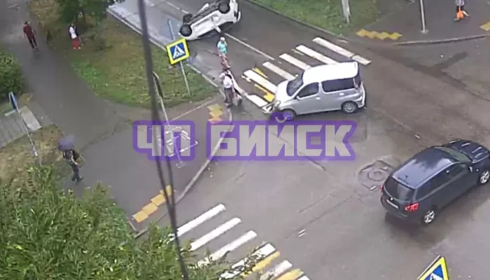 Три человека пострадали в ДТП с переворотом в Бийске
