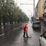 Залило дороги и унесло люки: в Барнауле устраняют последствия проливных дождей