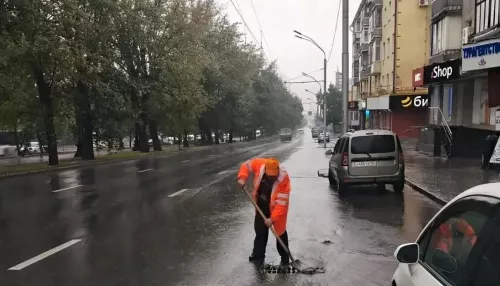 Залило дороги и унесло люки: в Барнауле устраняют последствия проливных дождей