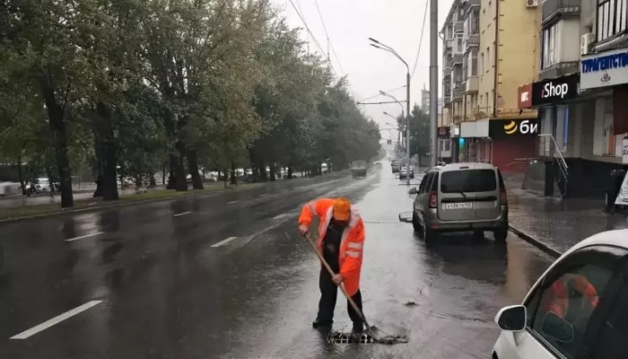 Залило дороги и унесло люки: в Барнауле устраняют последствия проливных дождей