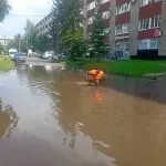 Барнаул подтопило после ливня: дорожники борются с потопами