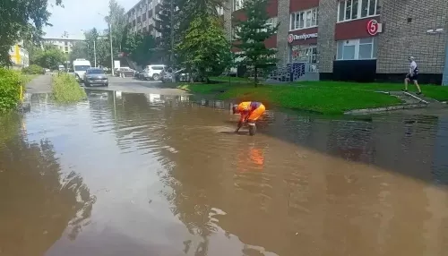 Барнаул подтопило после ливня: дорожники борются с потопами
