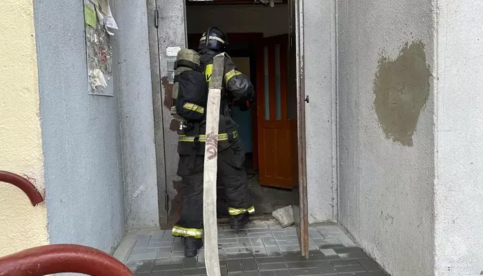 Более 30 человек эвакуировали из-за пожара в барнаульской пятиэтажке
