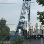 Соцсети: стрела крана, накренившегося после шторма в Барнауле, упала. Фото