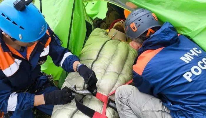 Турист-одиночка сорвался с 20-метровой высоты и сломал ногу в Республике Алтай