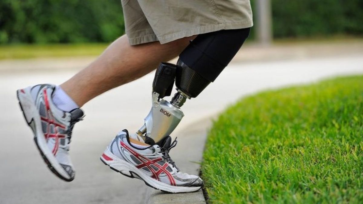 Новые бионические протезы позволят чувствовать ступню и колено