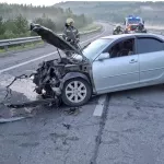 Легковой автомобиль врезался в отбойник в Майминском районе. Фото